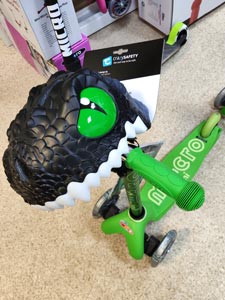 комплект аксессуаров для самоката в черно-зеленых тонах