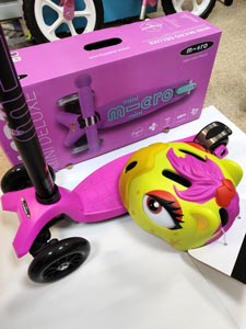 комплект аксессуаров для самоката в желто-розовых тонах