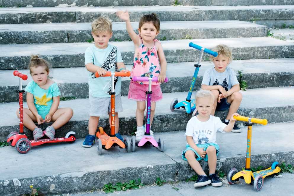 Счастливые дети на самокатах Mini Micro Deluxe